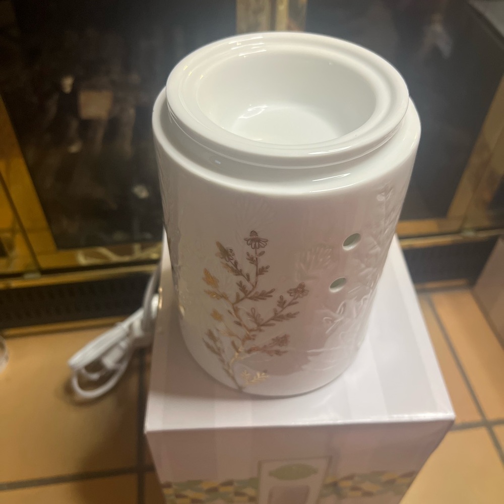 Scentsy White and Gold Wax Warmer